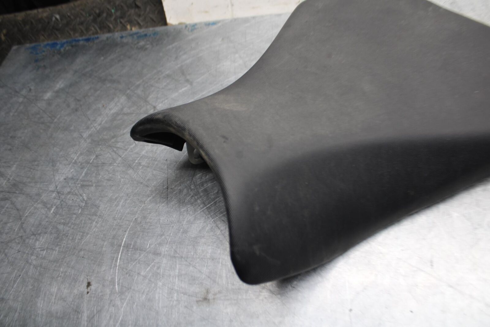 11-22 SUZUKI GSXR 600  FRONT DRIVERS SEAT PAD SADDLE  BB485