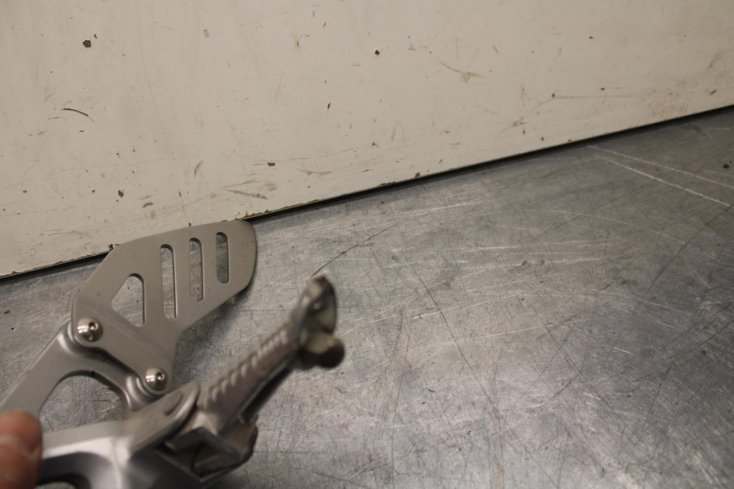 08-10 SUZUKI GSXR 600  LEFT REARSET REAR SET DRIVER FOOT PEG REST STOP BB92