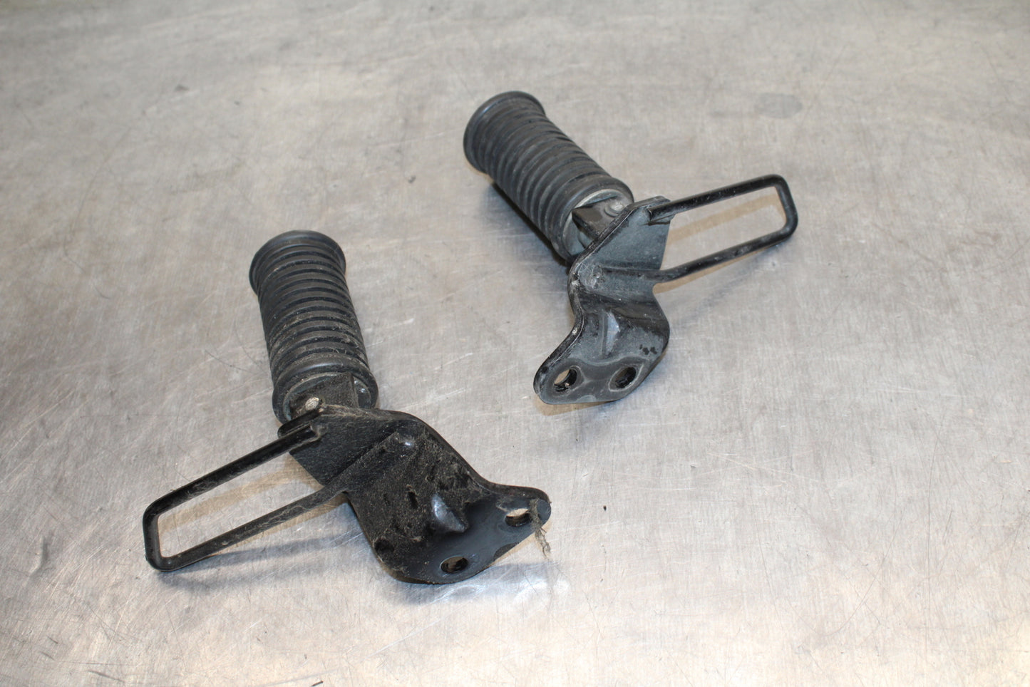 04 SUZUKI INTRUDER 800 REAR PASSENGER FOOT STEP PEG BB758