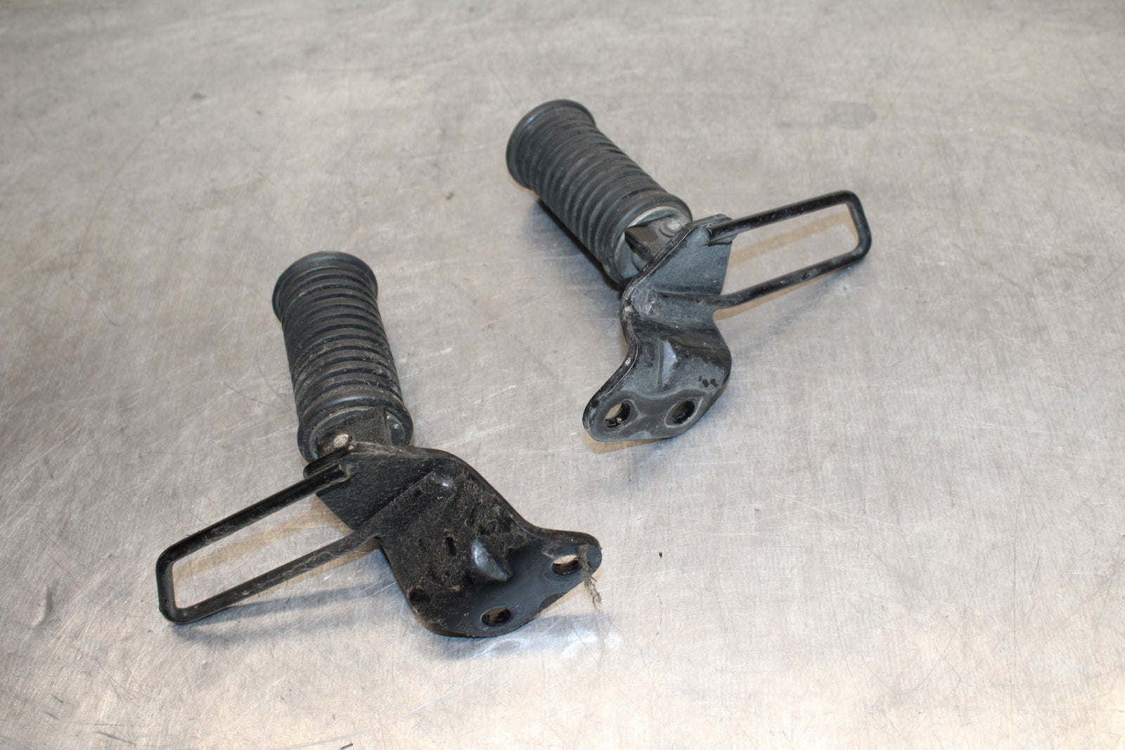 04 SUZUKI INTRUDER 800 REAR PASSENGER FOOT STEP PEG BB758