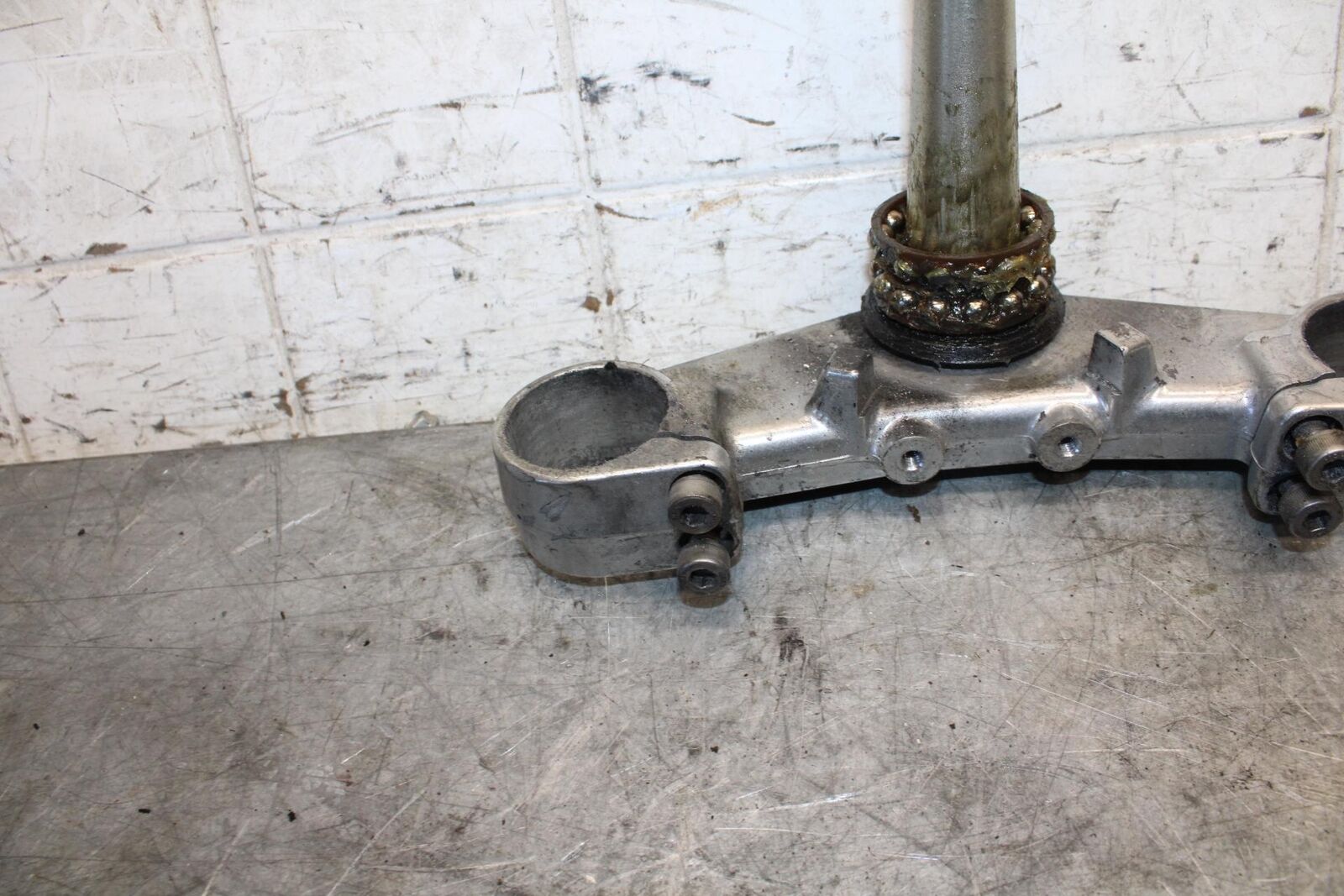 2002 Yamaha YZF R6  FORKS CLAMP LOWER TRIPLE TREE STEM 5MT-23340-00-00 BB545