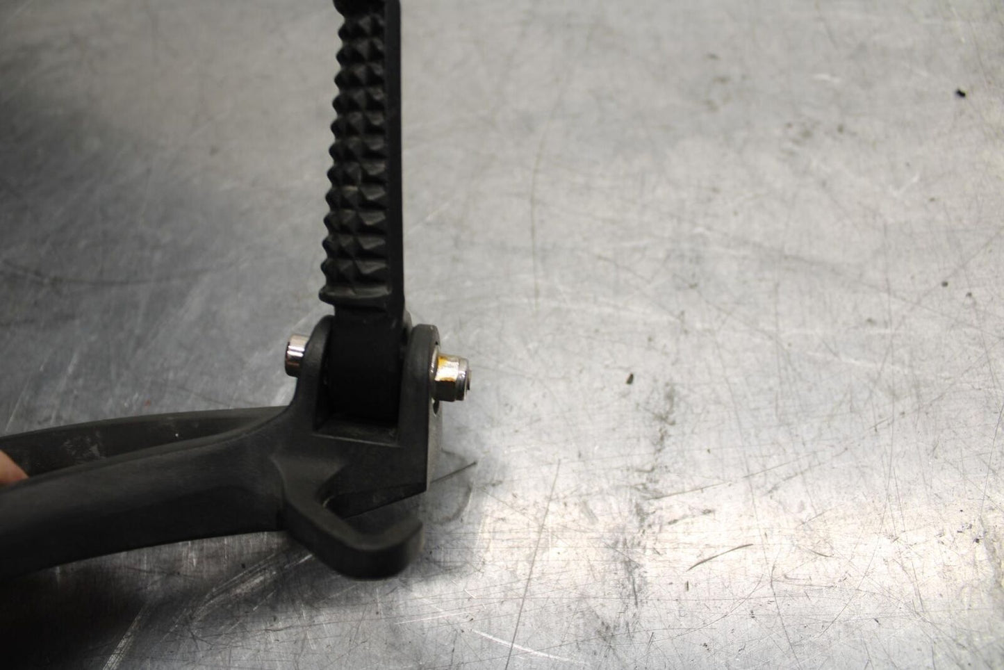 07 YAMAHA YZF R6 2c0 RIGHT REAR BACK PASSENGER PEG BB75