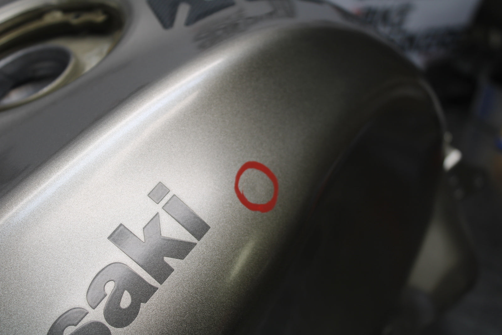 04-05 KAWASAKI NINJA ZX10R GAS TANK FUEL CELL PETROL RESERVOIR BB163