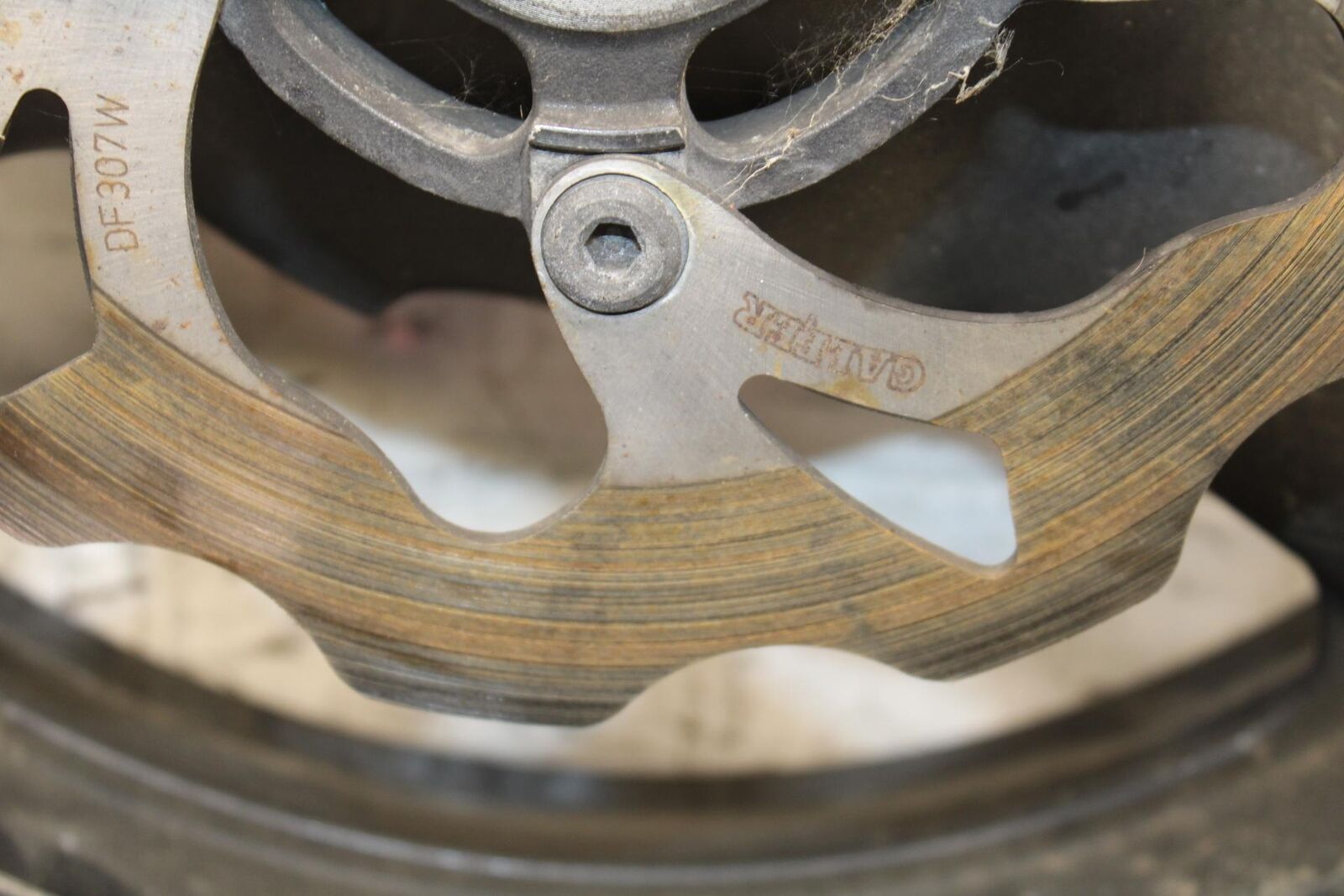 1997 Suzuki Bandit 1200 GSF1200S REAR ROTOR AND REAR WHEEL BRAKE DISC BB559