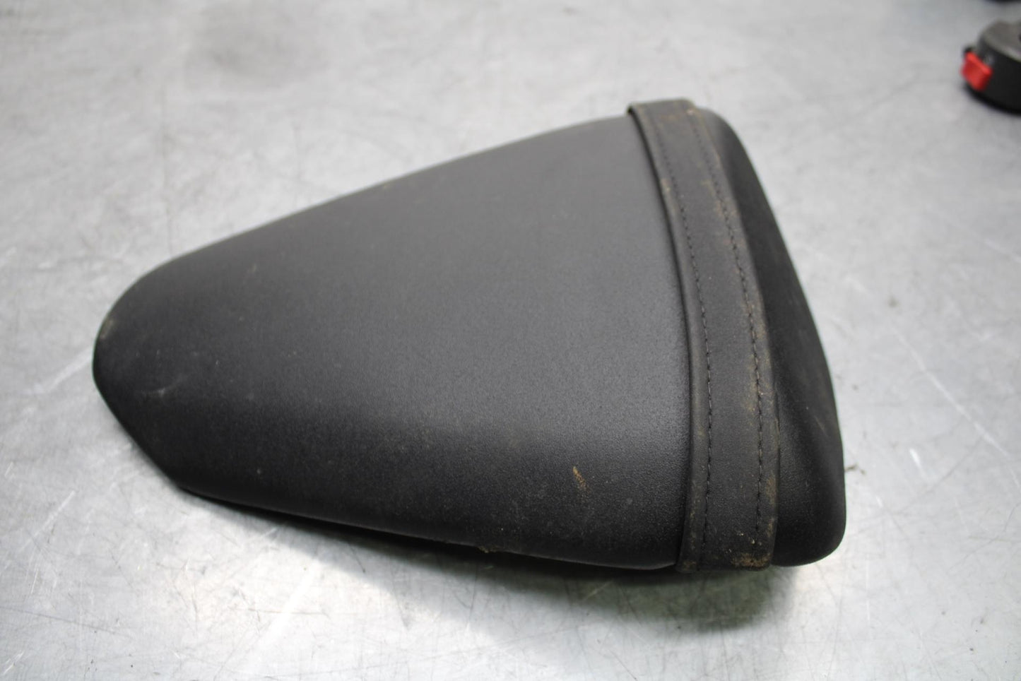 2009 Kawasaki Ninja ZX6R ZX600R REAR BACK PASSENGER TANDEM SEAT PAD SADDLE BB548