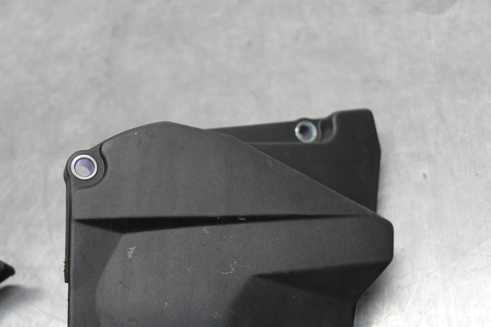 03-05 YAMAHA YZF R6  ENGINE SPROCKET COVER BB132