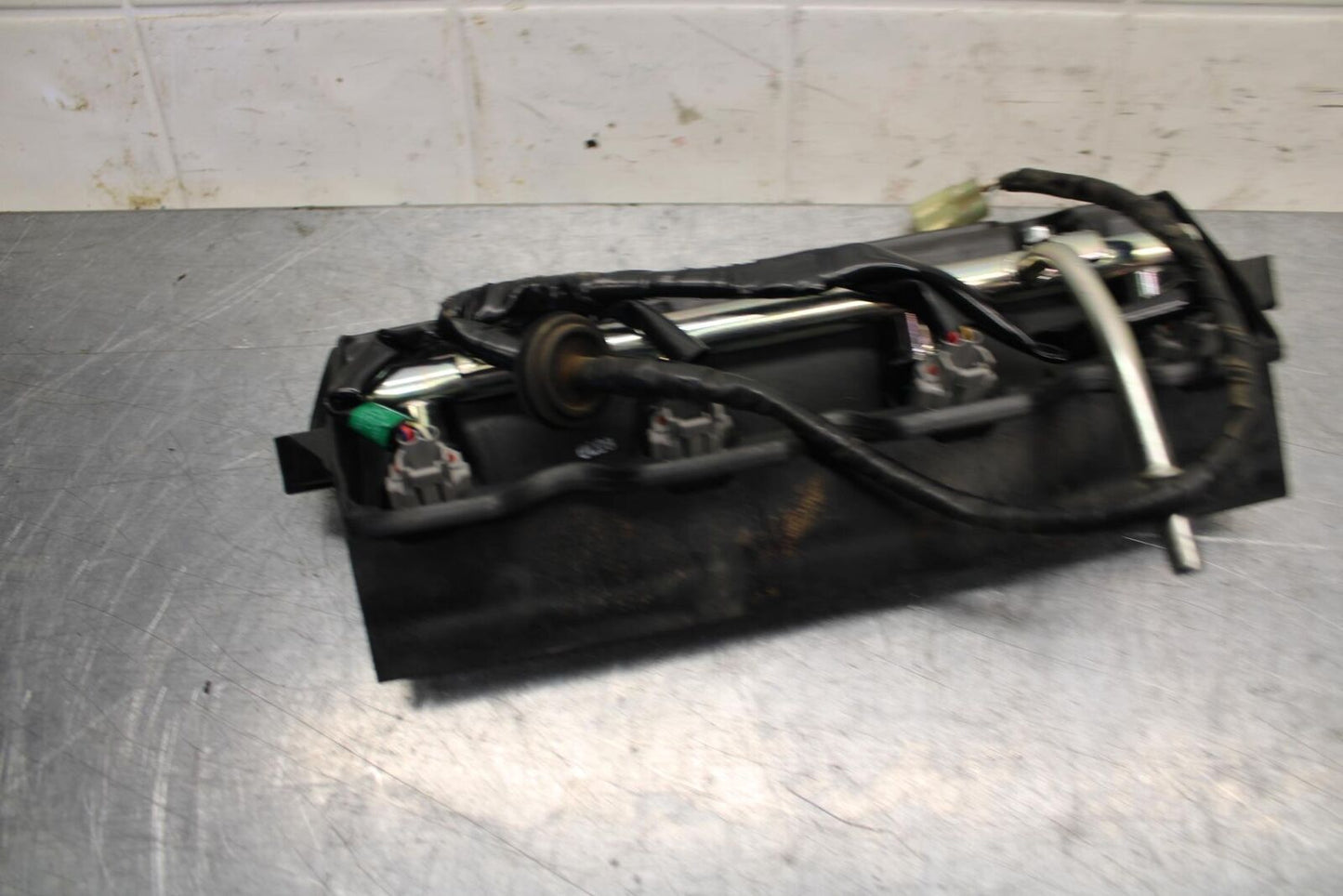 07 YAMAHA YZF R6 2c0 SECONDARY FUEL INJECTORS TOP AIRBOX GAS RAIL BB75