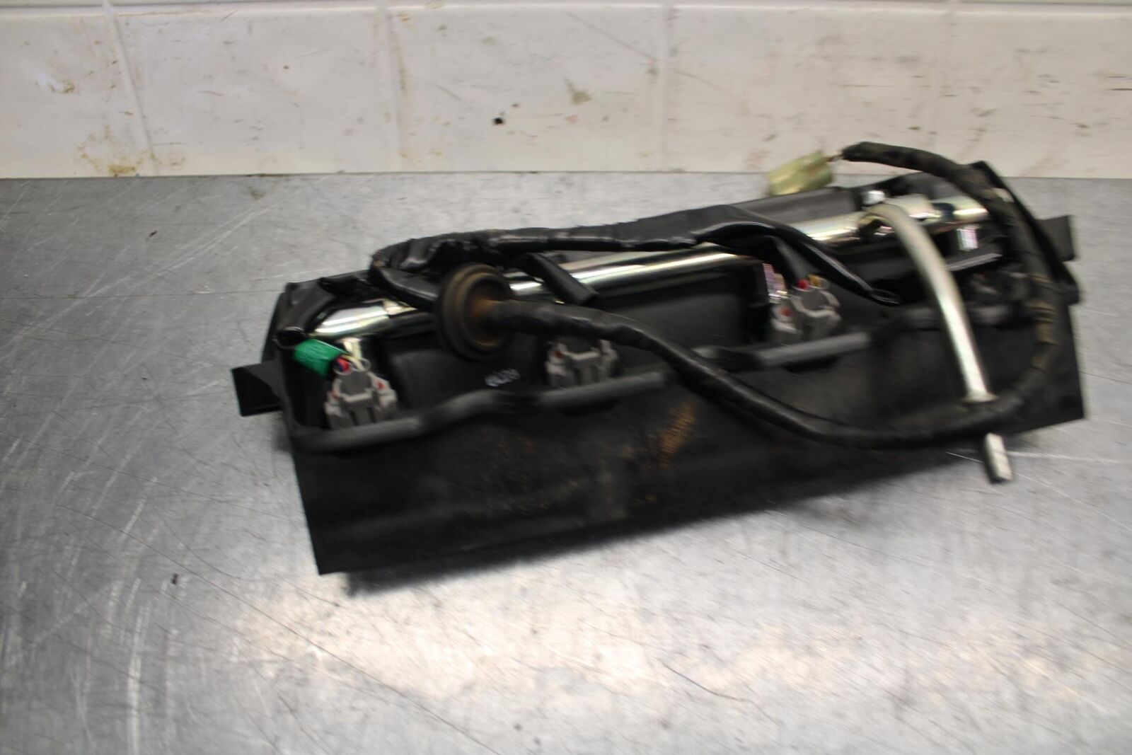 07 YAMAHA YZF R6 2c0 SECONDARY FUEL INJECTORS TOP AIRBOX GAS RAIL BB75