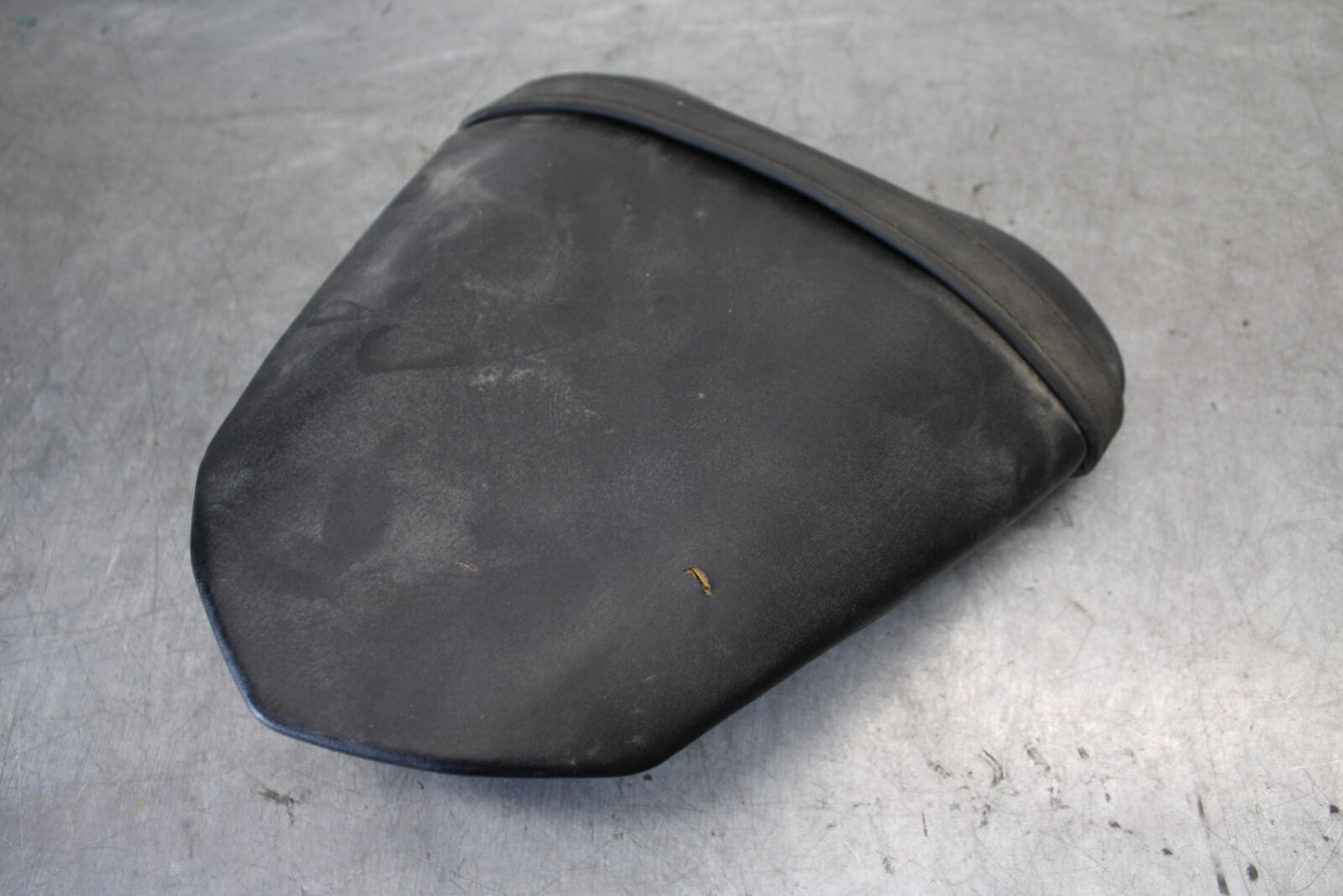 08-16 YAMAHA YZF R6 REAR BACK PASSENGER TANDEM SEAT PAD SADDLE PILLION BB665