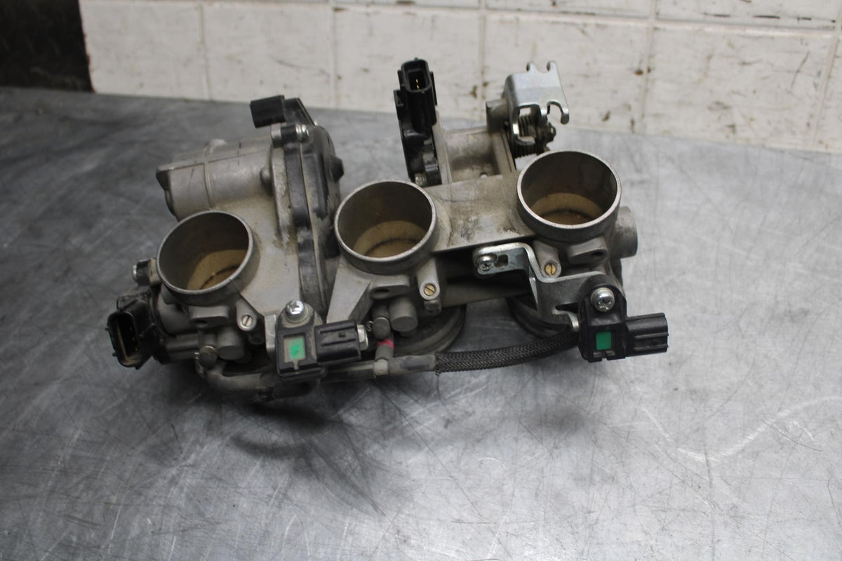 2016 Yamaha XSR900 ABS MAIN FUEL INJECTORS / THROTTLE BODIES BB516