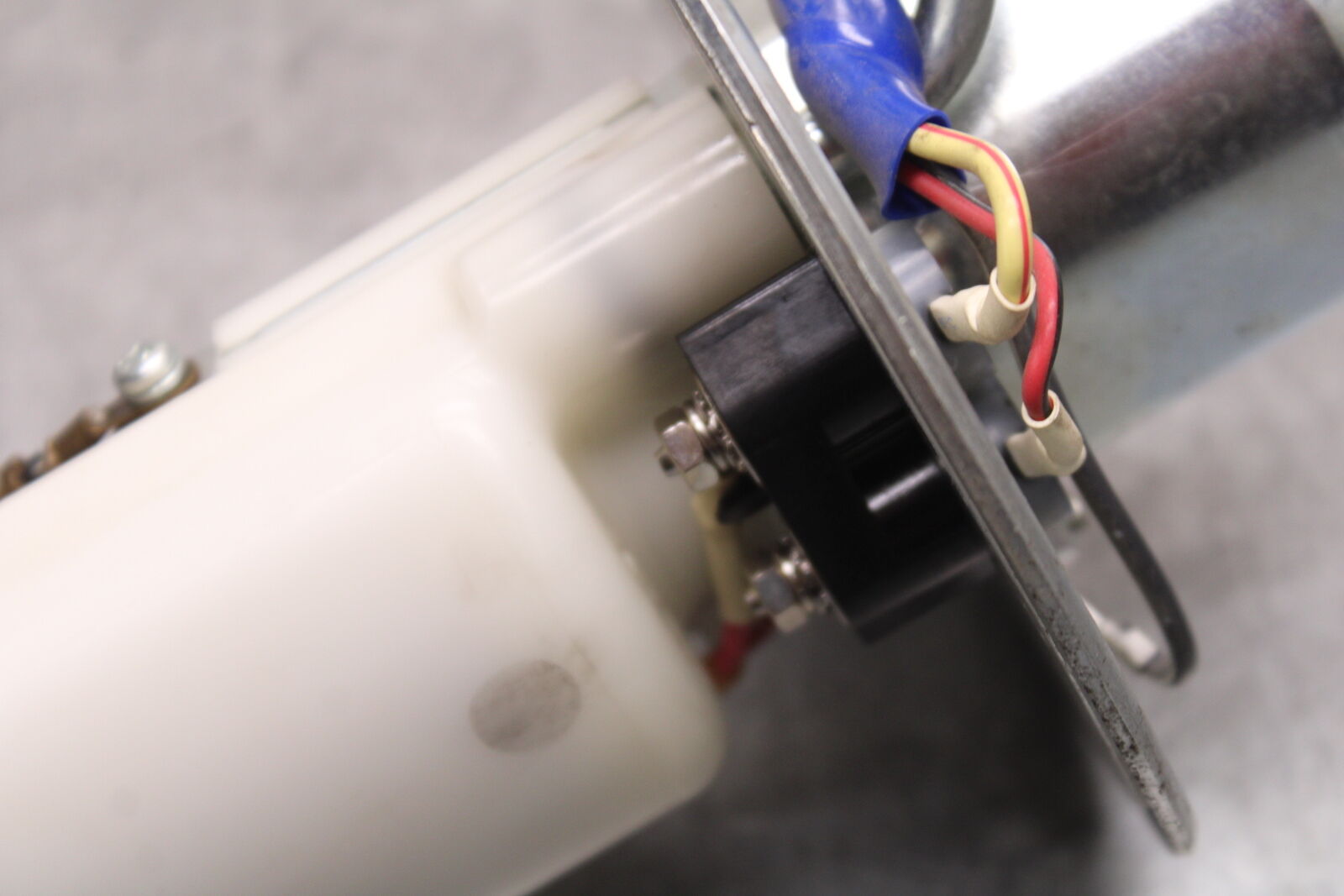 06-07 SUZUKI GSXR750 FUEL PUMP GAS PETROL SENDER UNIT 15100-01H00  BB670