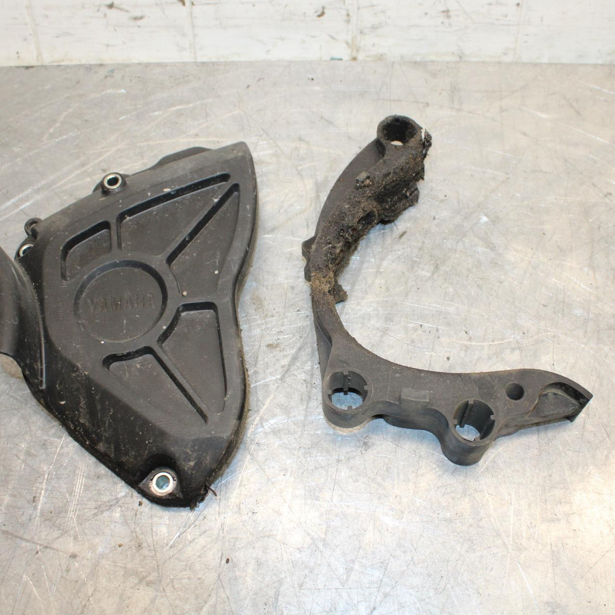18 YAMAHA YZF R1  ENGINE SPROCKET COVER BB473