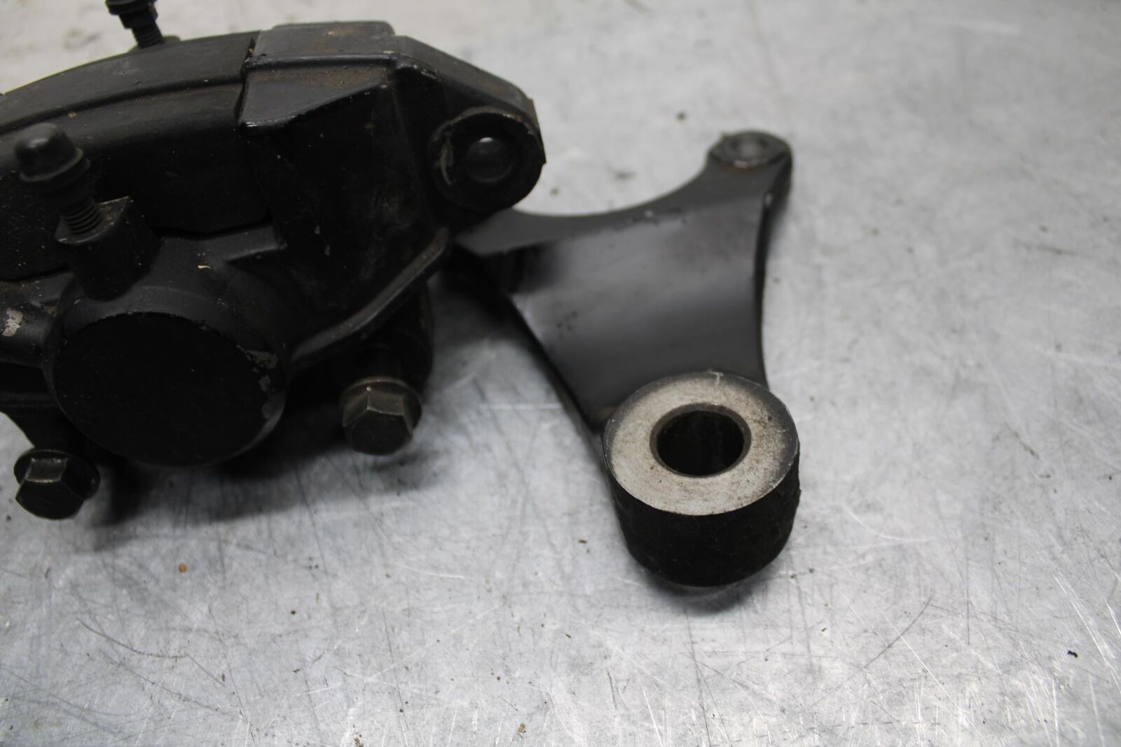 82-83 SUZUKI GS1100GL REAR BACK BRAKE CALIPER W MOUNT BRACKET BB30