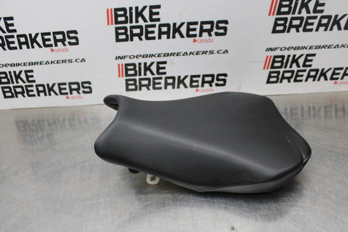24-25 SUZUKI GSXR1000 FRONT DRIVERS SEAT PAD SADDLE PILLION BB767