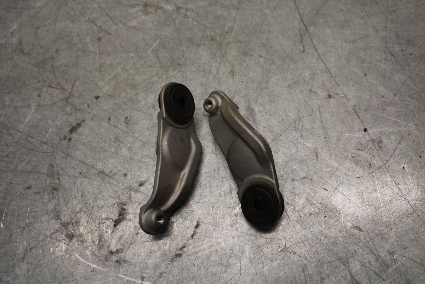 2007 Yamaha YZF R6 FRONT GAS TANK BRACKET MOUNT BB525