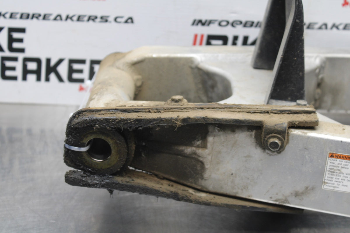 01-03 SUZUKI GSXR600 REAR SWINGARM BACK SUSPENSION SWING ARM BB841