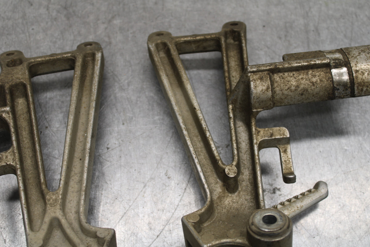 95-98 HONDA CBR600F3 REAR BACK PASSENGER PEG SET PAIR BB122