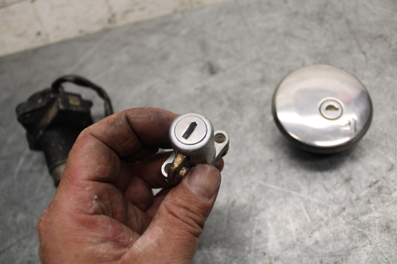 1982 Suzuki GS450L IGNITION LOCK KEY SET W/ GAS CAP AND SEAT LOCK BB52