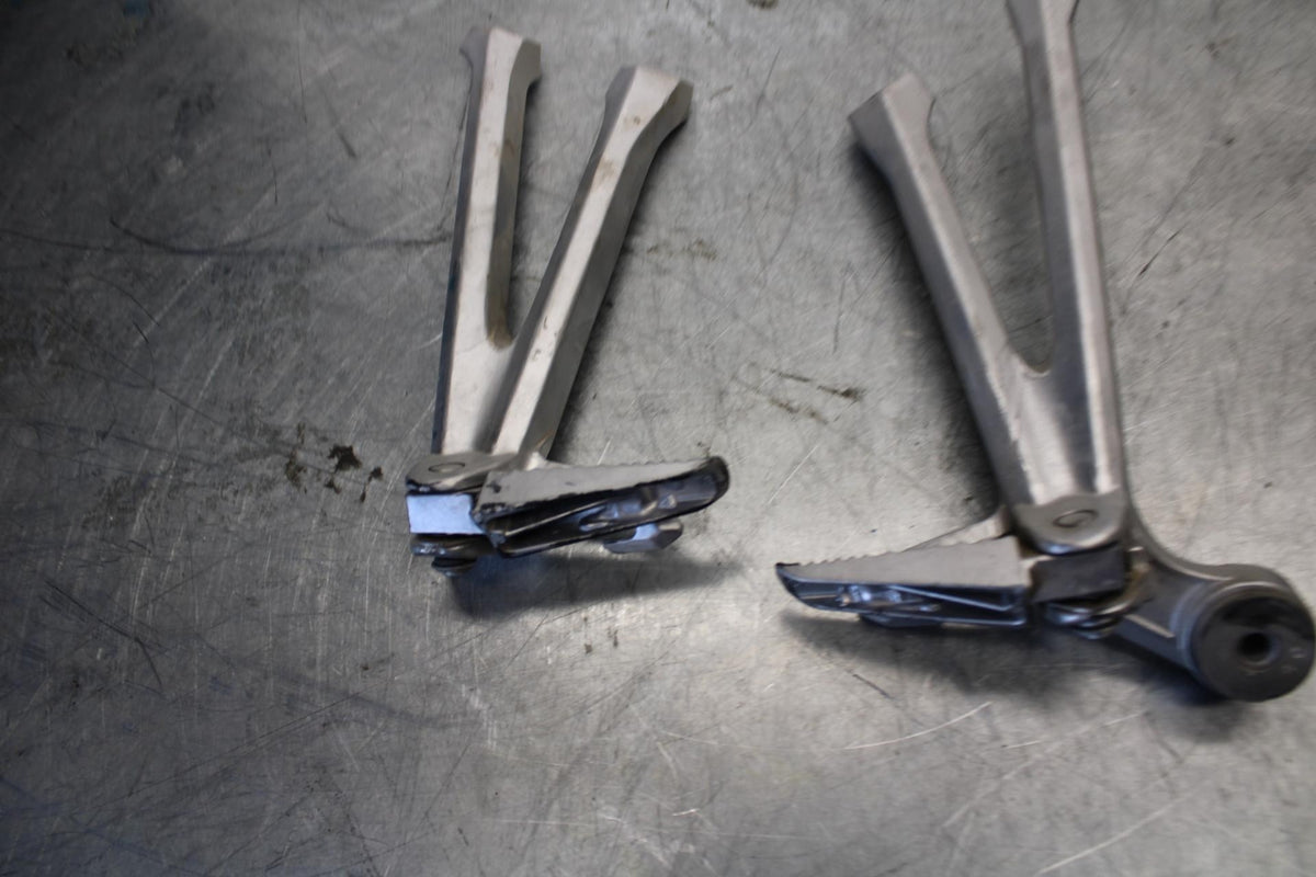 15-21 SUZUKI GSXR600 REAR BACK PASSENGER PEG SET PAIR BB437