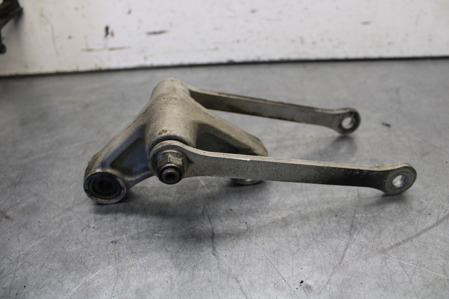 05-06 SUZUKI GSXR1000 REAR DOGBONE SHOCK LINKAGE LINK 62600-41810 BB663