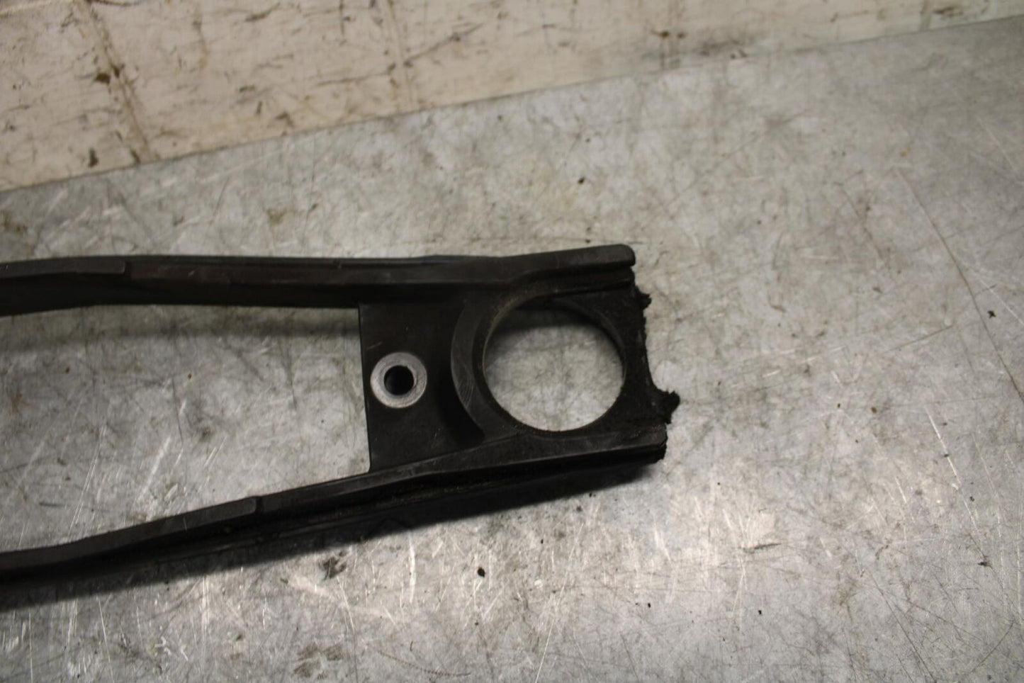 2007 Suzuki GSXR600 SWINGARM CHAIN BUFFER SLIDER GUIDE 61273-01H00 BB540