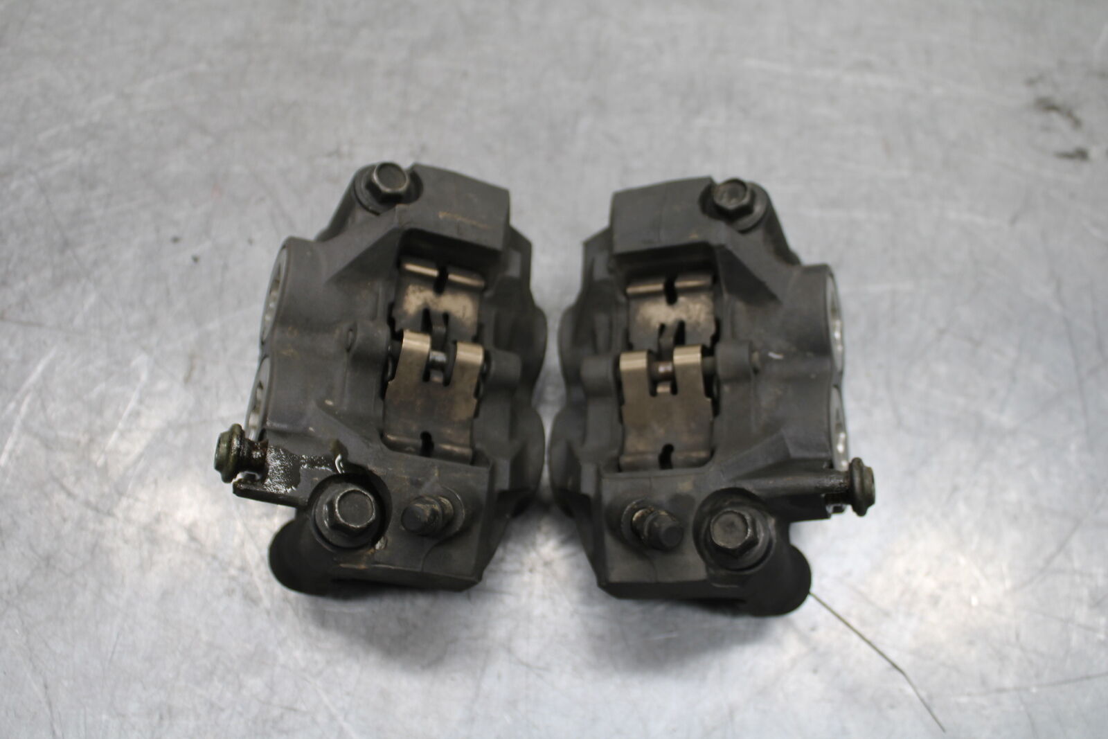 06 YAMAHA YZF R6 RIGHT LEFT FRONT BRAKE CALIPER SET PAIR CALIPERS BB716