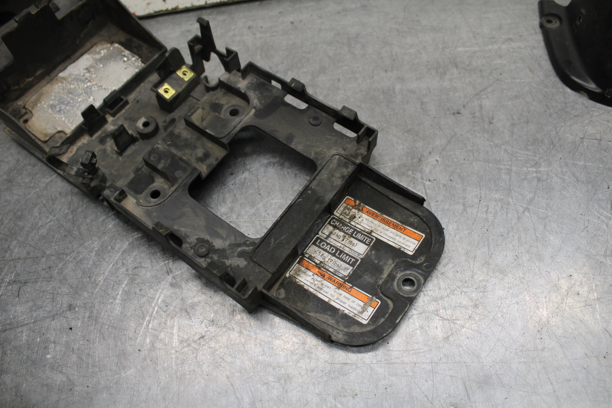 06 YAMAHA YZF R6 REAR BACK TAIL UNDERTAIL BATTERY TRAY PLASTIC BB716