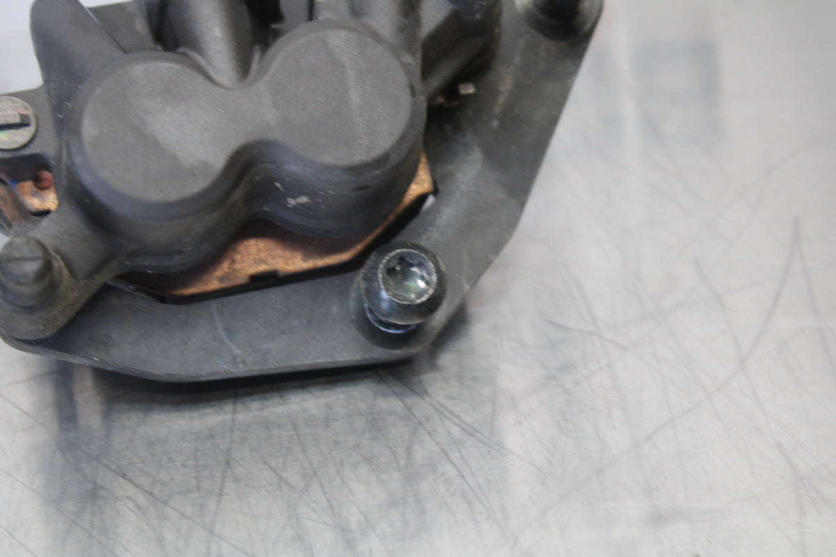 23 YAMAHA YZF R3 RIGHT FRONT BRAKE CALIPER BB147