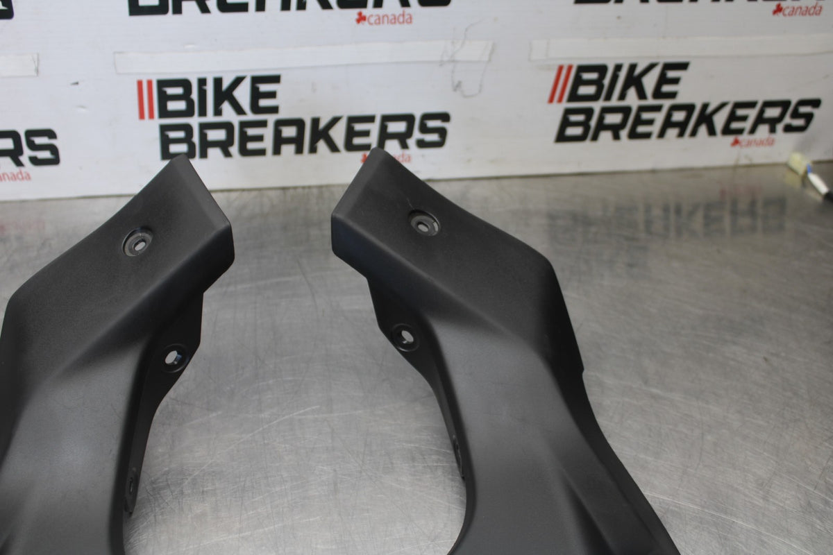 23 YAMAHA YZF R3 RIGHT LEFT FRONT DUCT COVERS PANELS COWLS BB003
