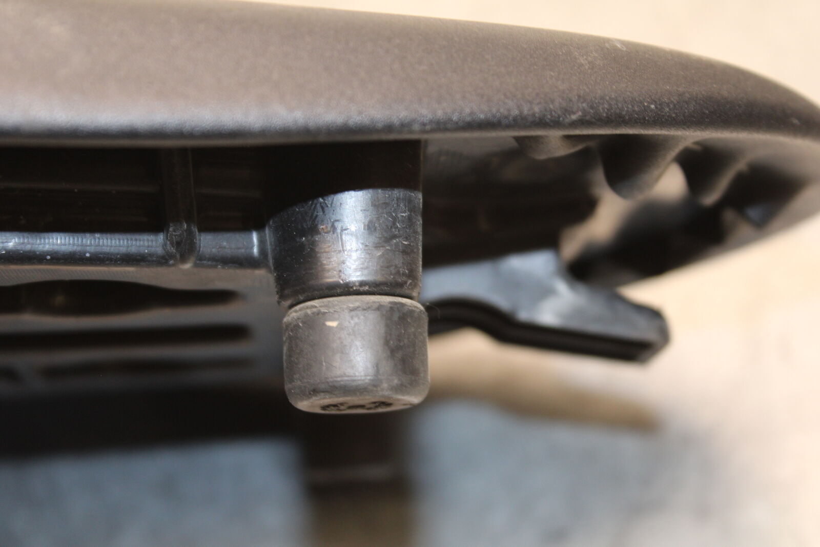 05-06 SUZUKI GSXR1000 REAR BACK PASSENGER TANDEM SEAT PAD SADDLE PILLION BB663