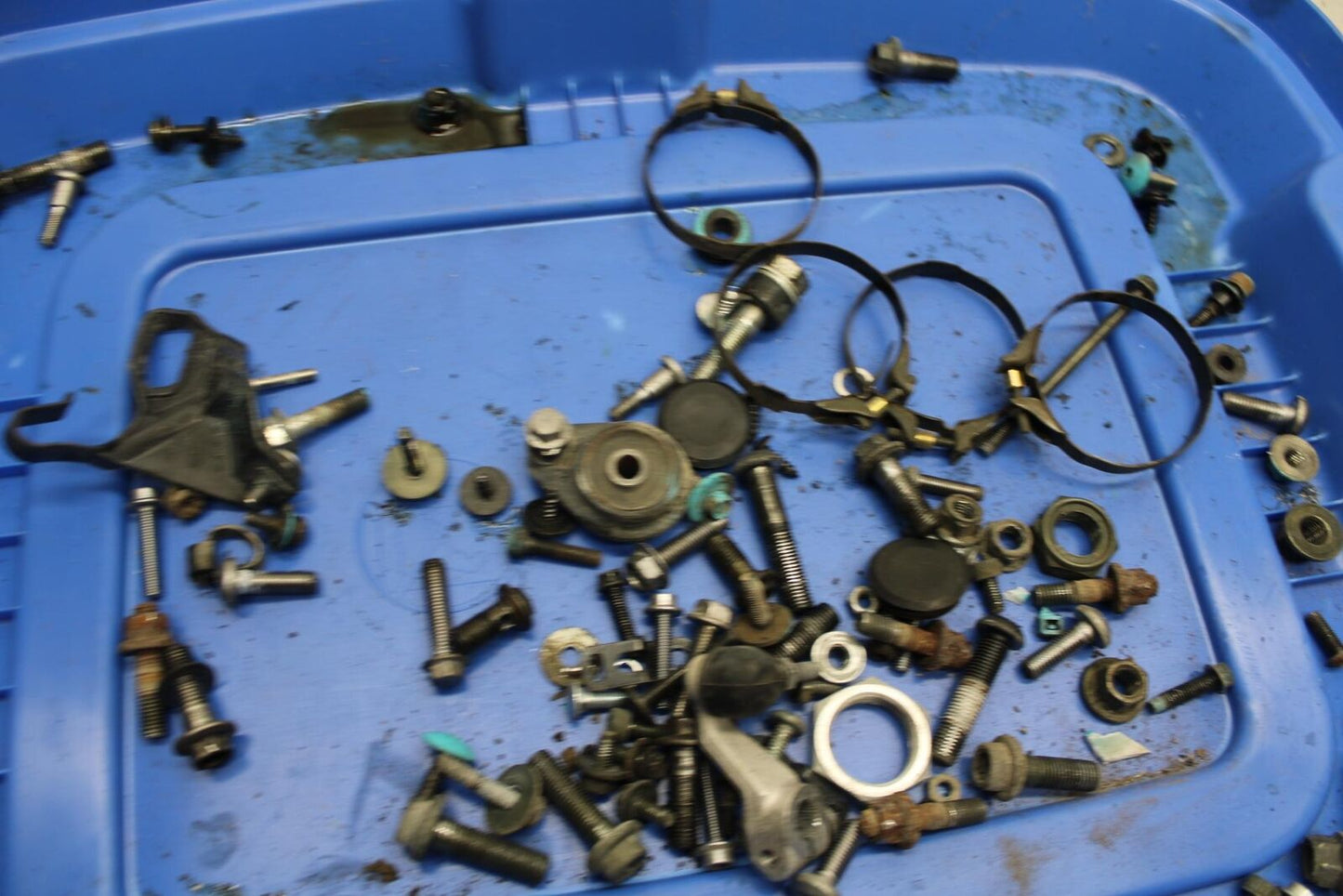 03-04 YAMAHA YZF R6  LEFTOVER MOUNTING BOLTS HARDWARE MOTOR SCREWS BB481