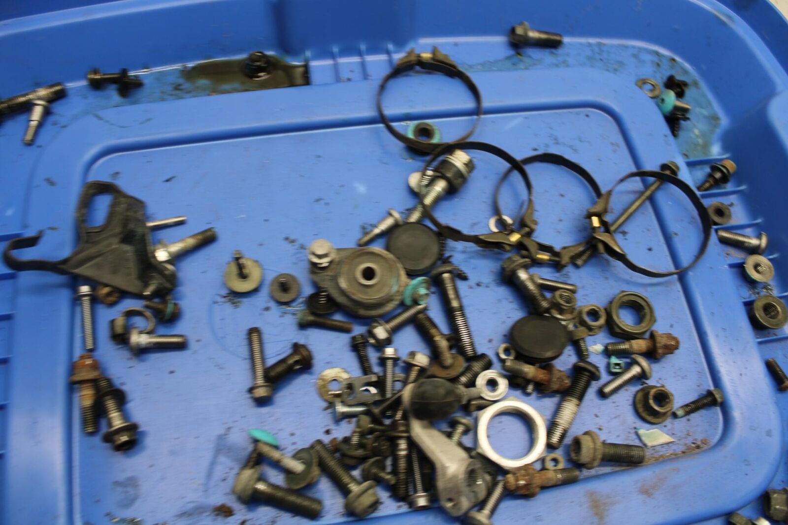 03-04 YAMAHA YZF R6  LEFTOVER MOUNTING BOLTS HARDWARE MOTOR SCREWS BB481