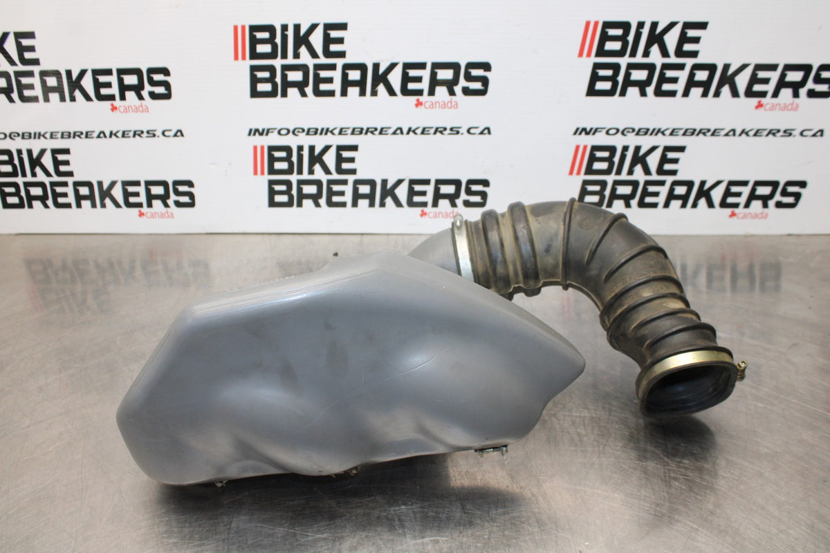 05 TRIUMPH ROCKET III AIR INTAKE DUCT TUBE BB186