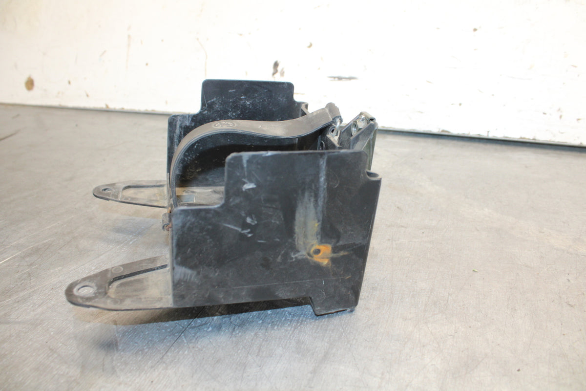 04-06 YAMAHA YZF R1 REAR BACK TAIL UNDERTAIL BATTERY TRAY PLASTIC BB659