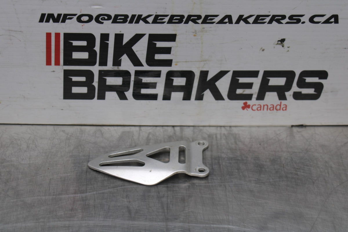 11-24 SUZUKI GSXR750 RIGHT REARSET REAR SET HEEL GUARD COVER BB810