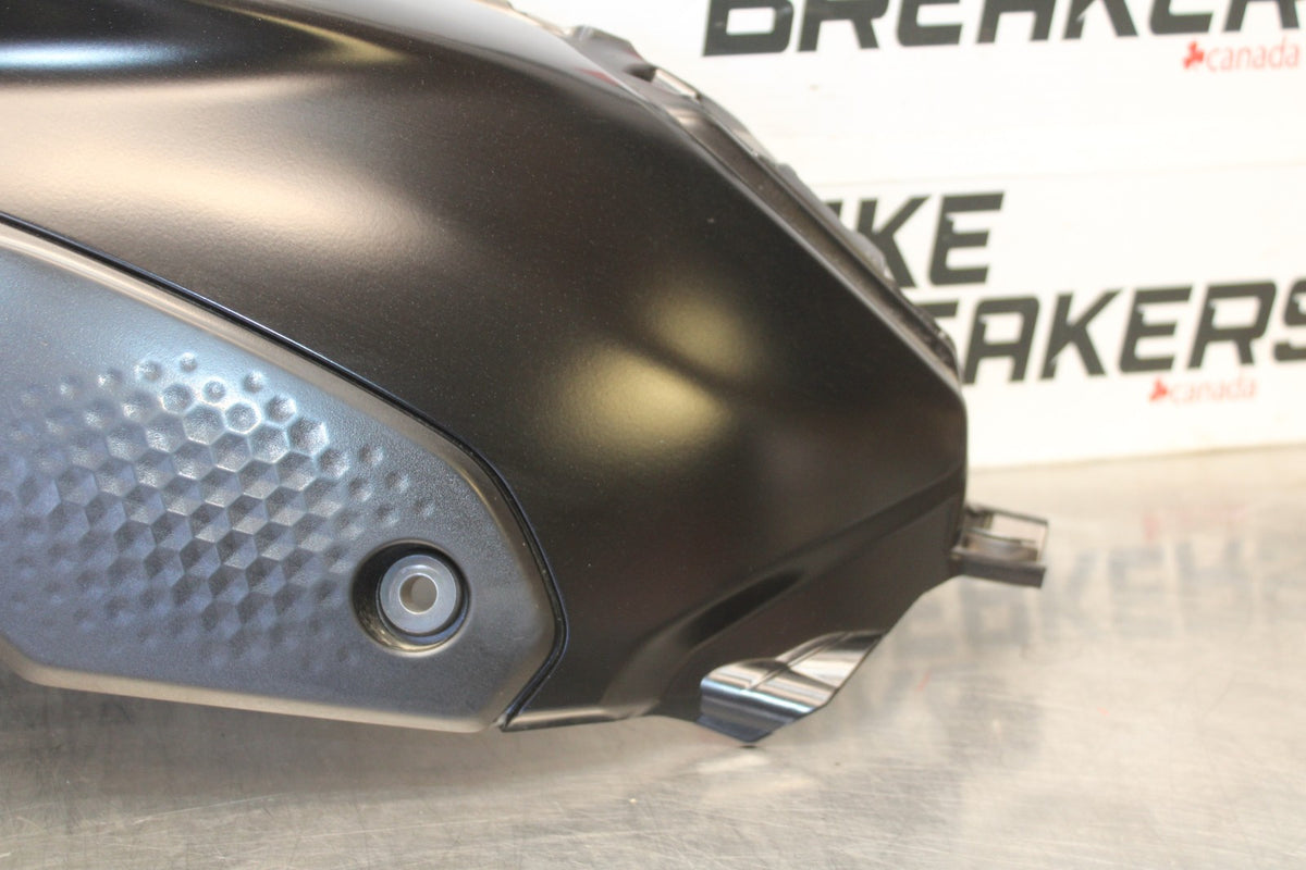 23-24 YAMAHA MT-07 LEFT GAS TANK FUEL CELL COVER FAIRING COWL BB927