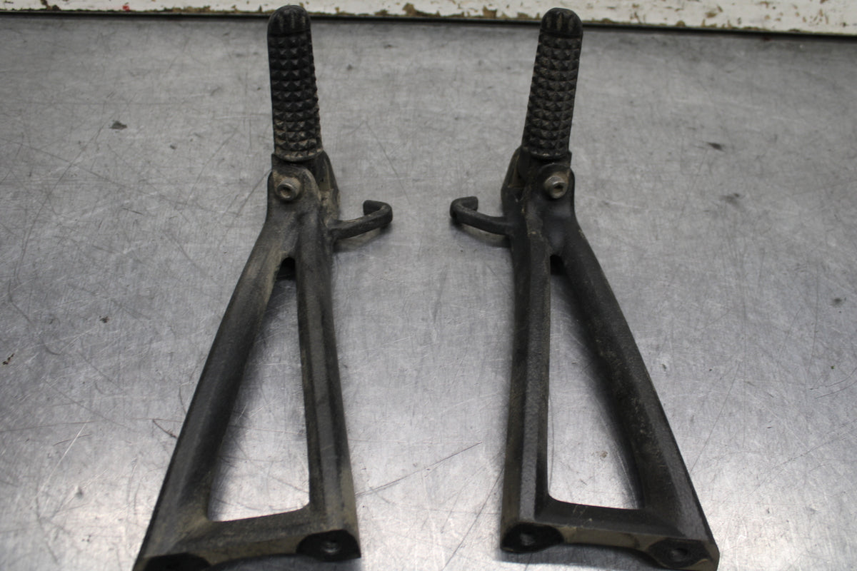 06-07 YAMAHA YZF R6 REAR BACK PASSENGER PEG SET PAIR BB742
