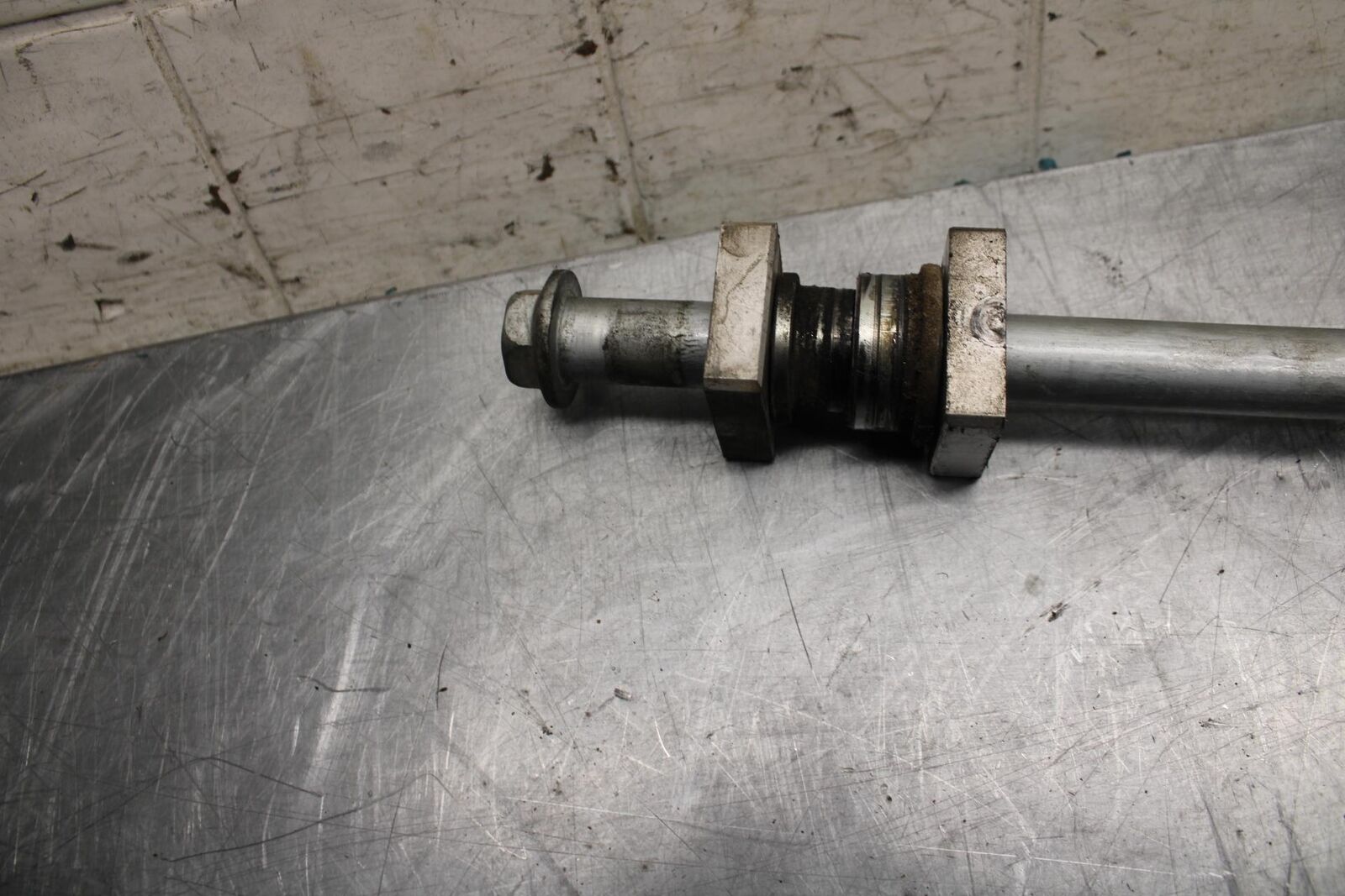 11-14 KAWASAKI VERSYS 650 LE 650C REAR AXLE WHEEL RIM PIVOT BOLT AXEL BB498