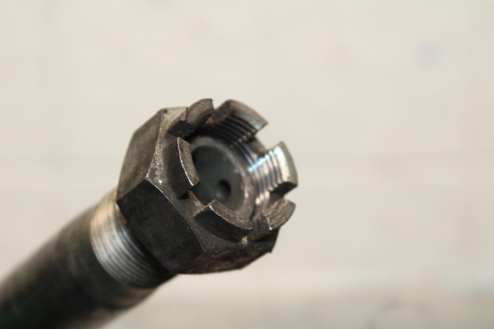 2011 Kawasaki Ninja ZX6R ZX600R REAR AXLE BACK WHEEL RIM PIVOT BOLT AXEL BB587