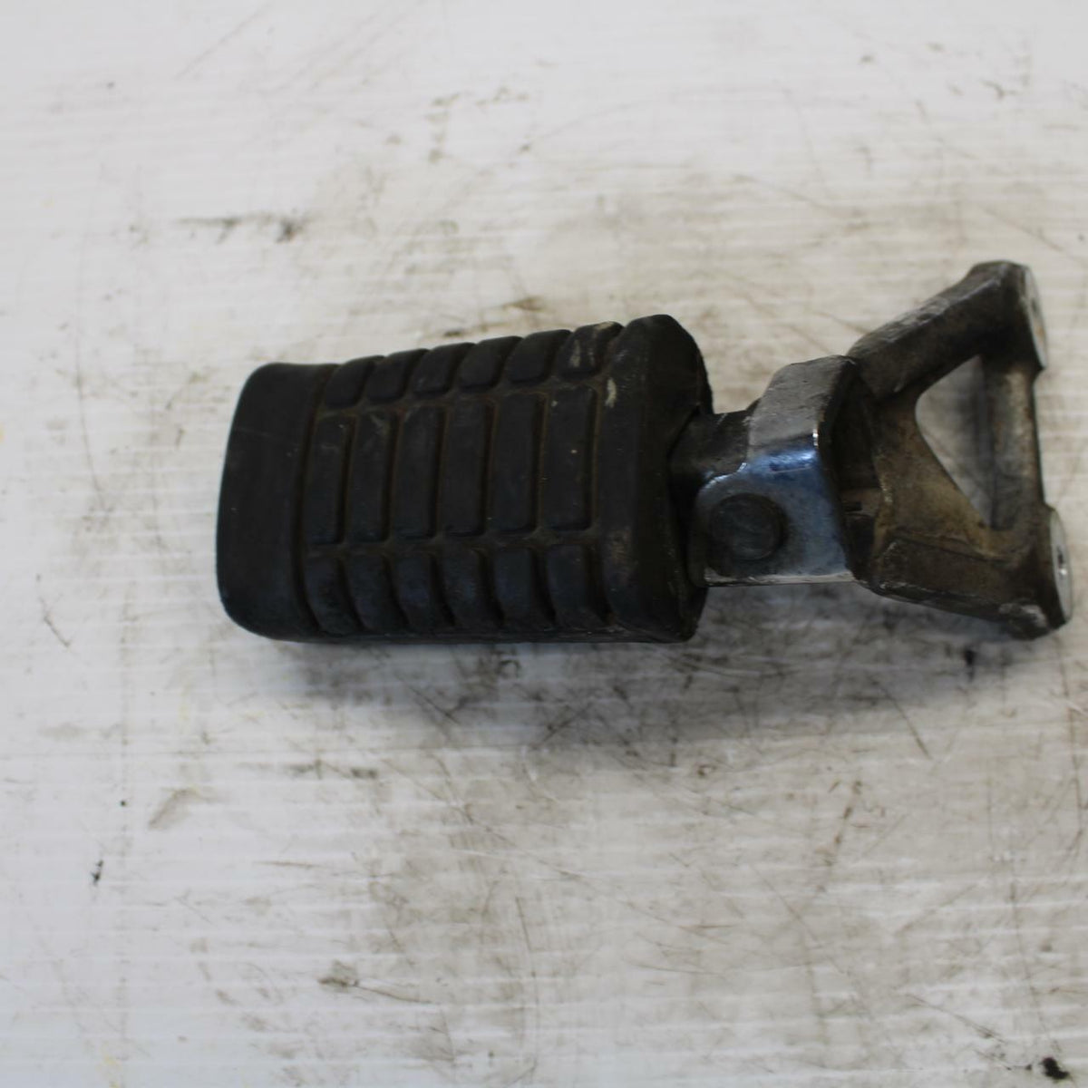 84-85 HONDA V30 MAGNA RIGHT FRONT FOOT REST PEG STEP BB251