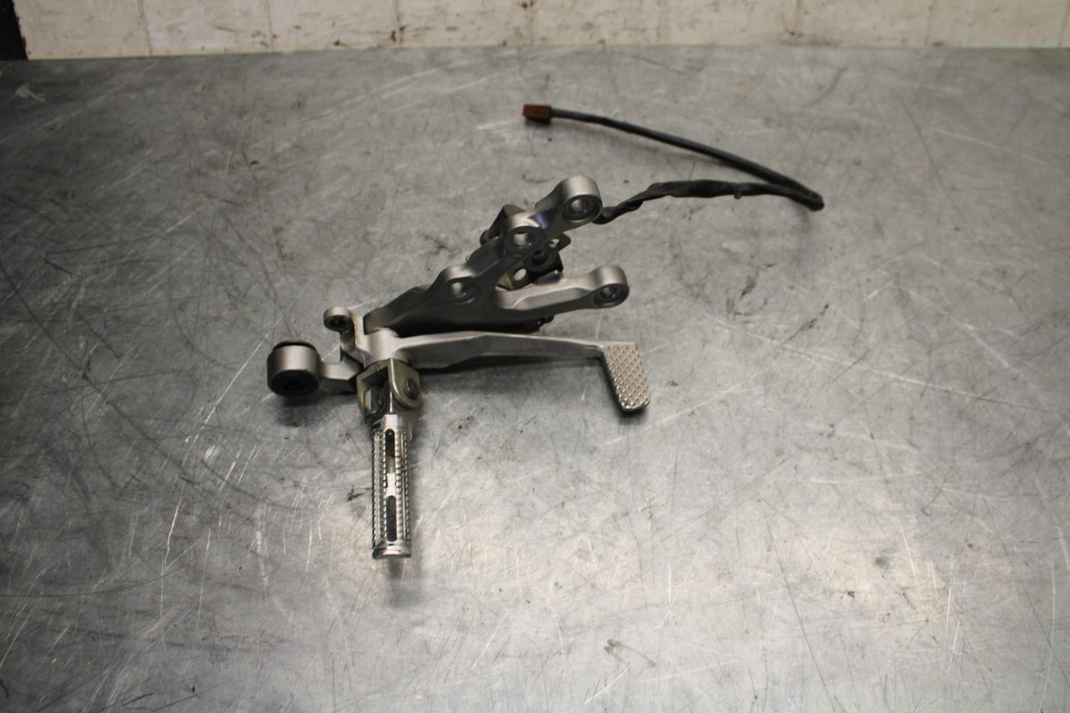 2007 Yamaha YZF R6 RIGHT REARSET REAR SET DRIVER FOOT PEG REST  BB525