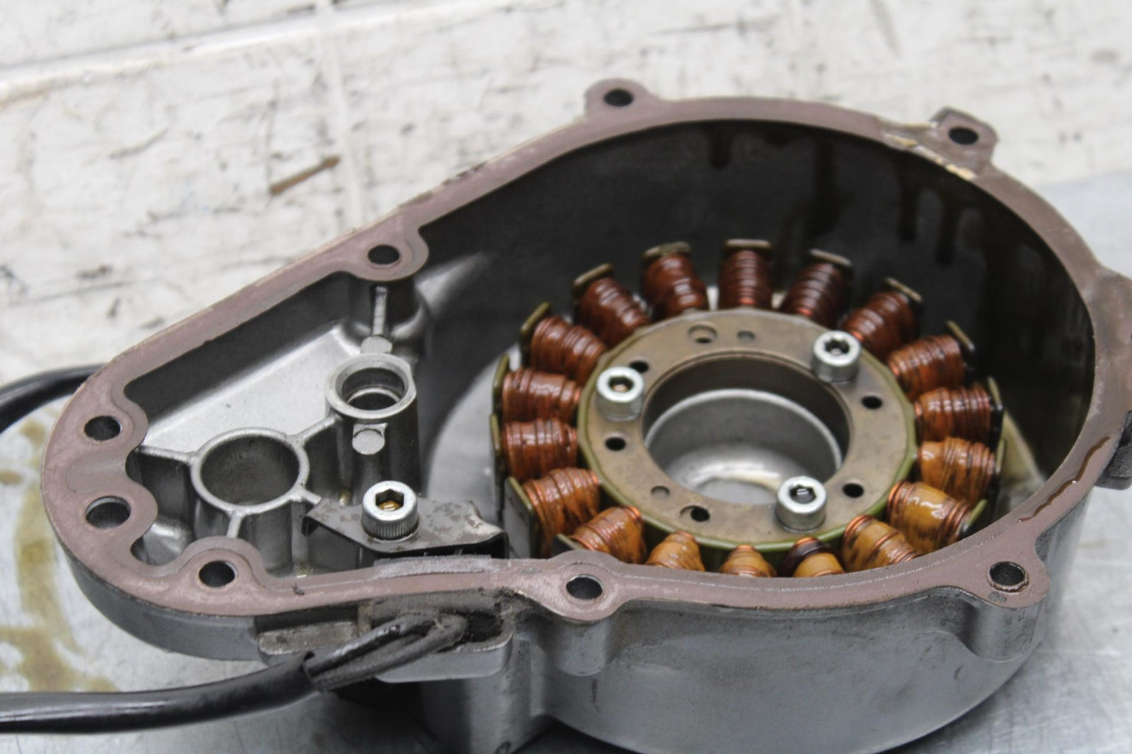 00-01 KAWASAKI ZZR600 STATOR MAGNETO ALTERNATOR GENERATOR COVER BB568