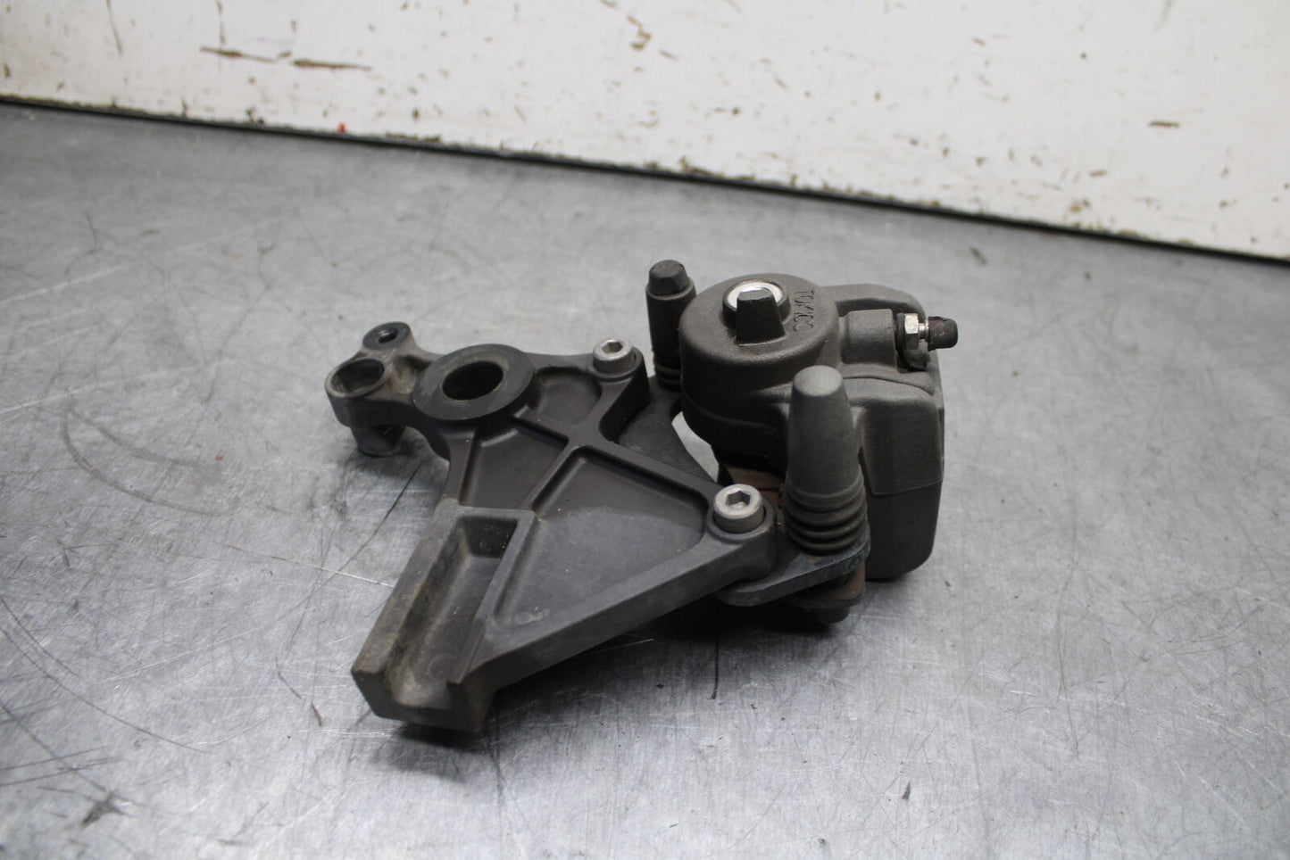 12-17 KAWASAKI ER-6N Z650 REAR BACK BRAKE CALIPER W MOUNT BRACKET BB709