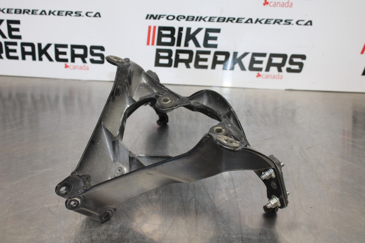 06-07 SUZUKI GSXR 600 UPPER FAIRING MIRROR GAUGES STAY BRACKET BB170