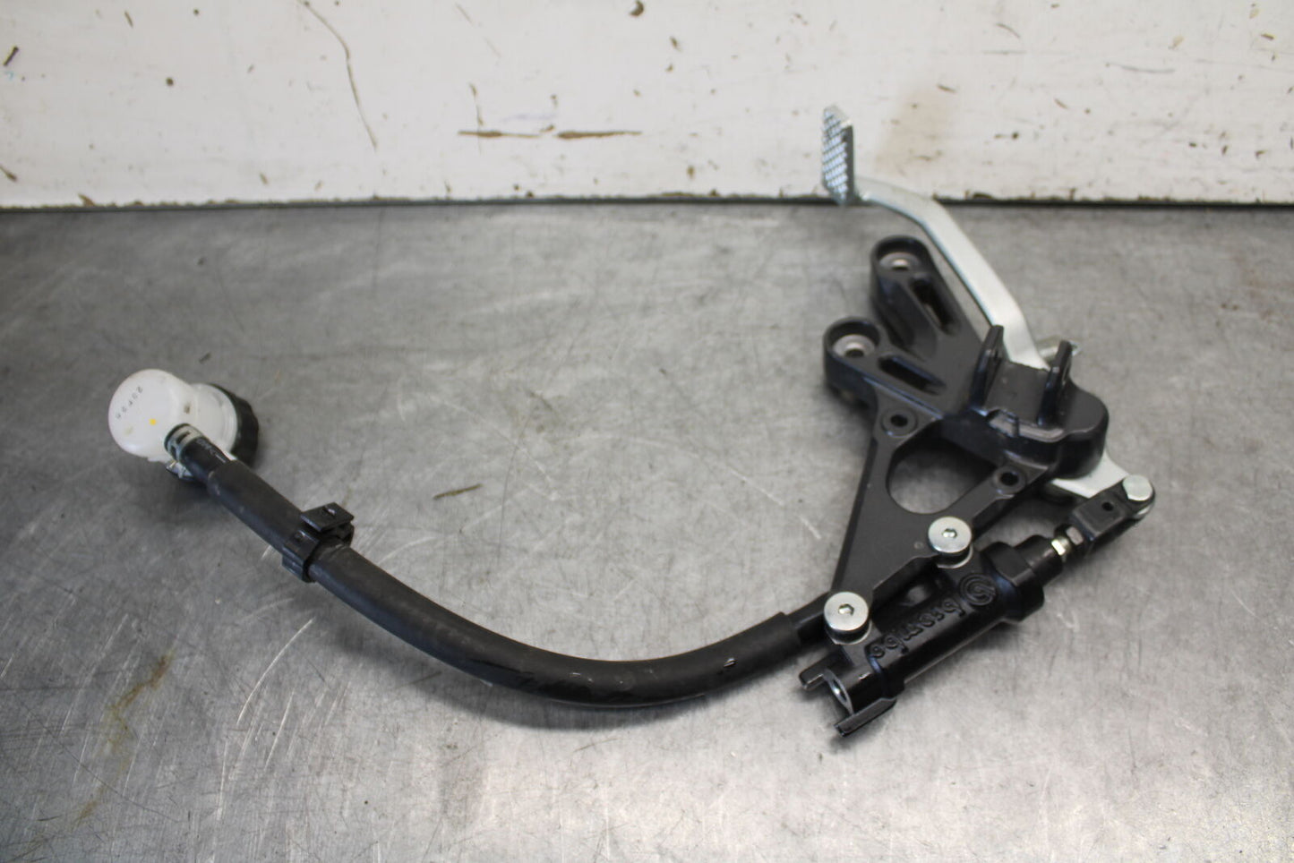 22-23 YAMAHA YZF R7 RIGHT REARSET REAR SET DRIVER FOOT PEG REST STOP BB583
