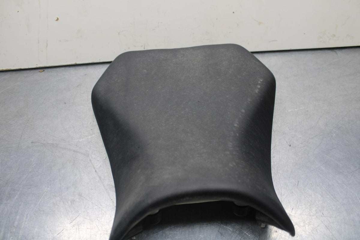 2011 Suzuki GSXR600 FRONT DRIVERS SEAT PAD SADDLE 45100-14J10-DW2 BB602
