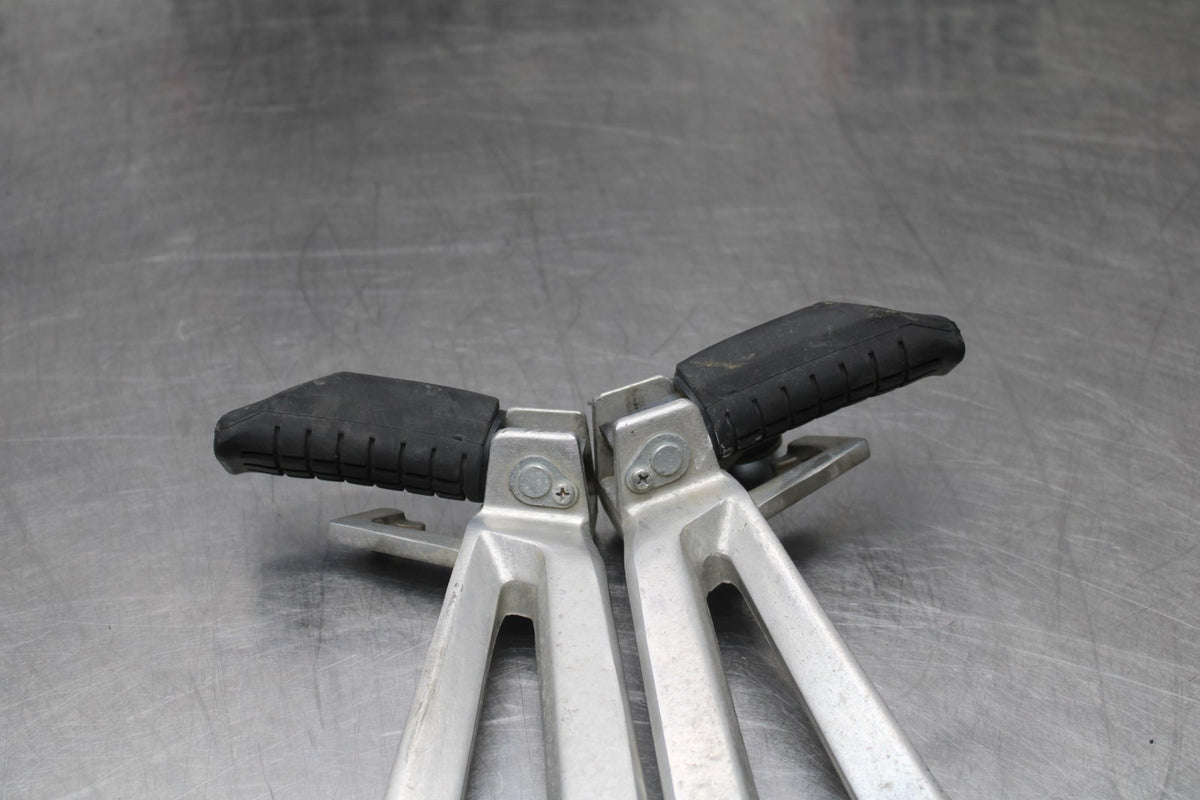 08 HONDA CBR125R REAR BACK PASSENGER PEG SET PAIR BB839