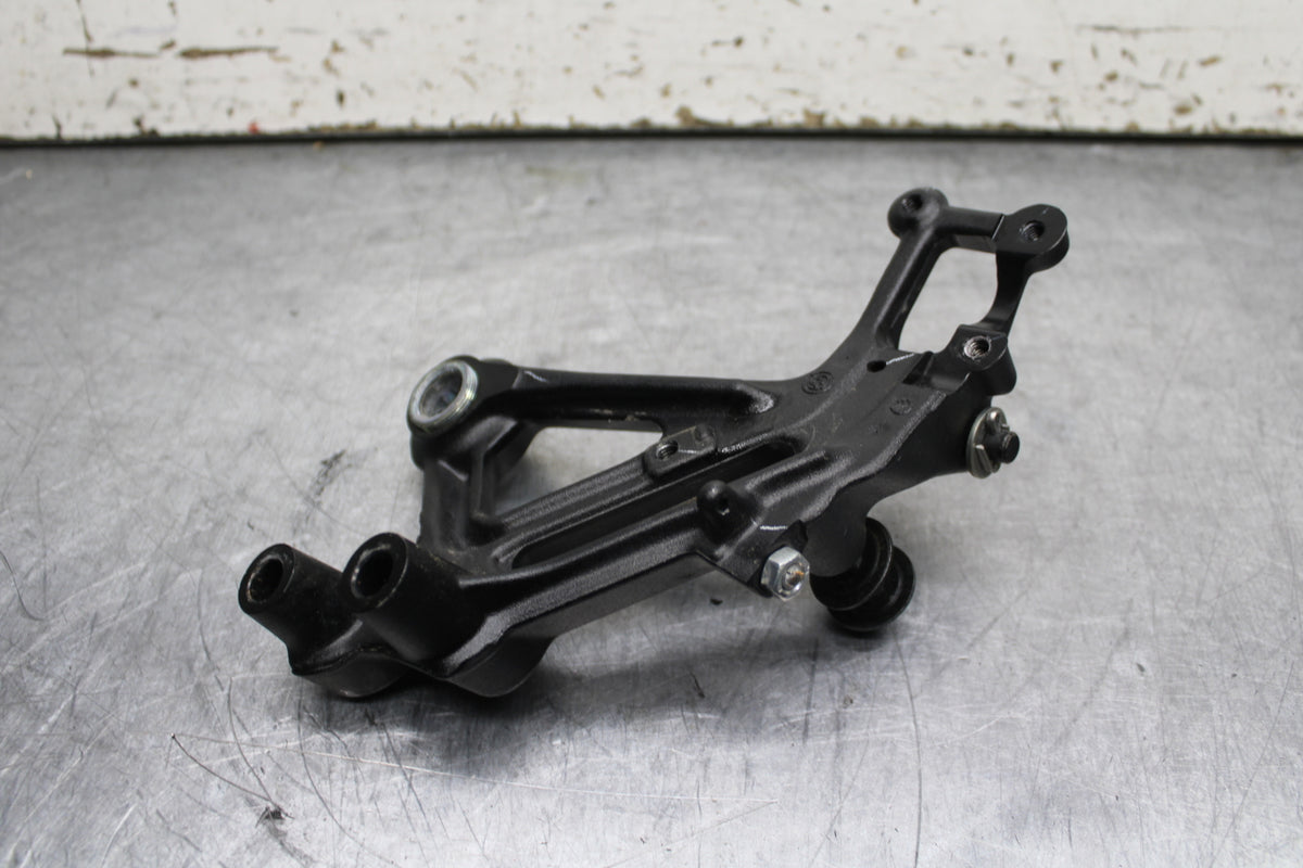 17-24 KTM 390 DUKE RIGHT REARSET REAR SET DRIVER FOOT PEG BRACKET MOUNT BB734