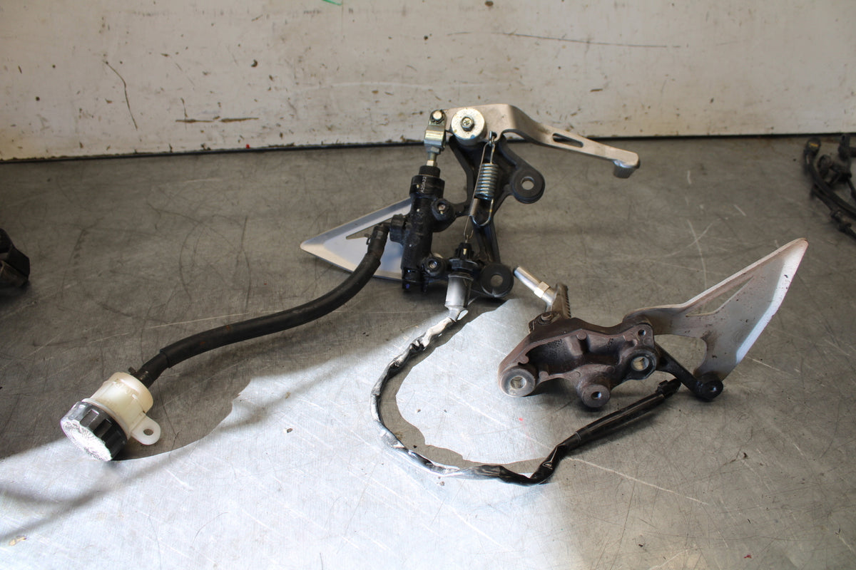 19-22 KAWASAKI Z400 RIGHT LEFT REARSETS REAR SET DRIVER FOOT PEGS  BB708