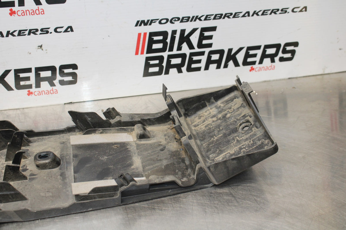 08-10 SUZUKI GSXR 600 REAR BACK TAIL UNDERTAIL BATTERY TRAY PLASTIC BB835